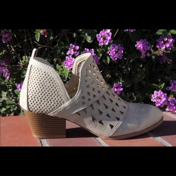 Shoeroom21 boutique Shoes - ❤HP❤️️Ladies pointed toe low chunky heels booties.